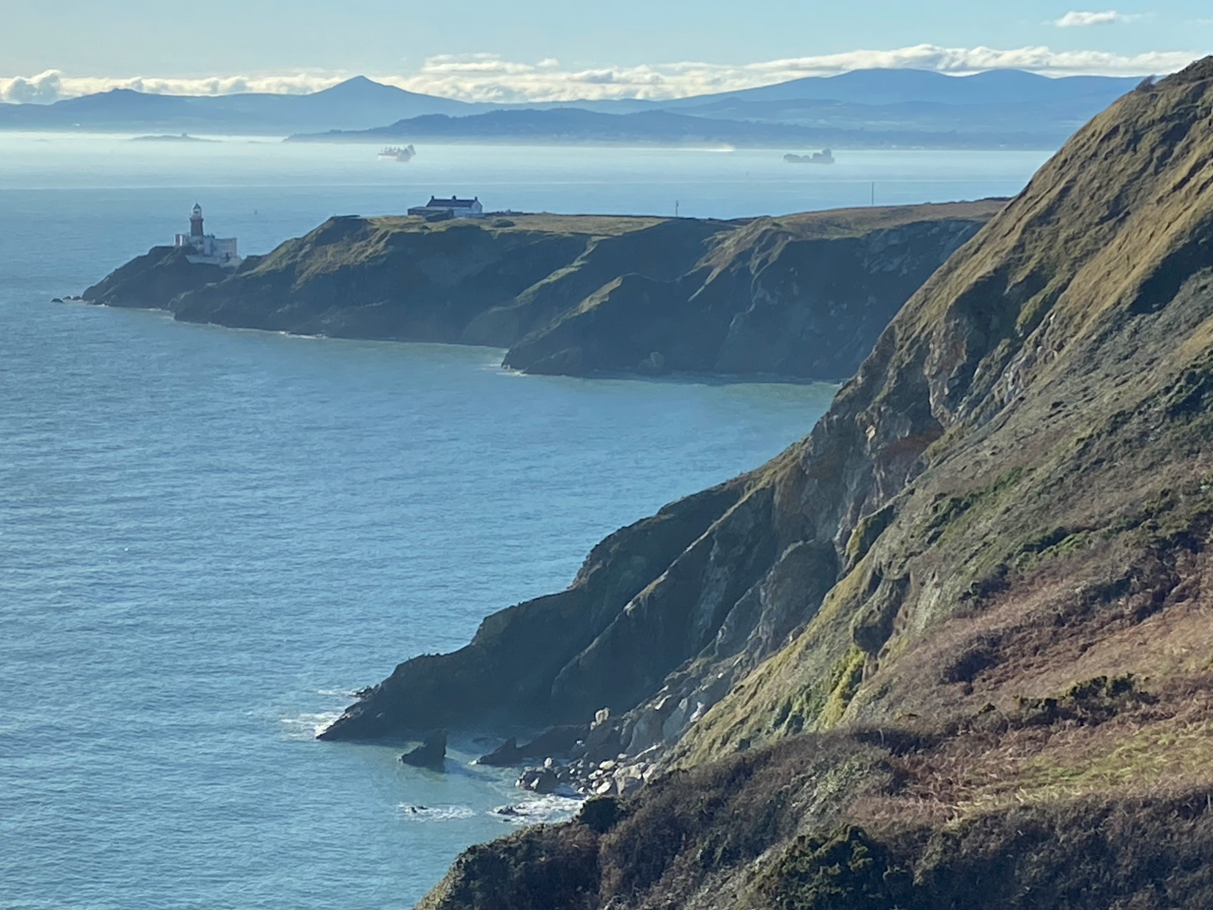 bergige Küste in Irland mit Blick auf Landzunge
