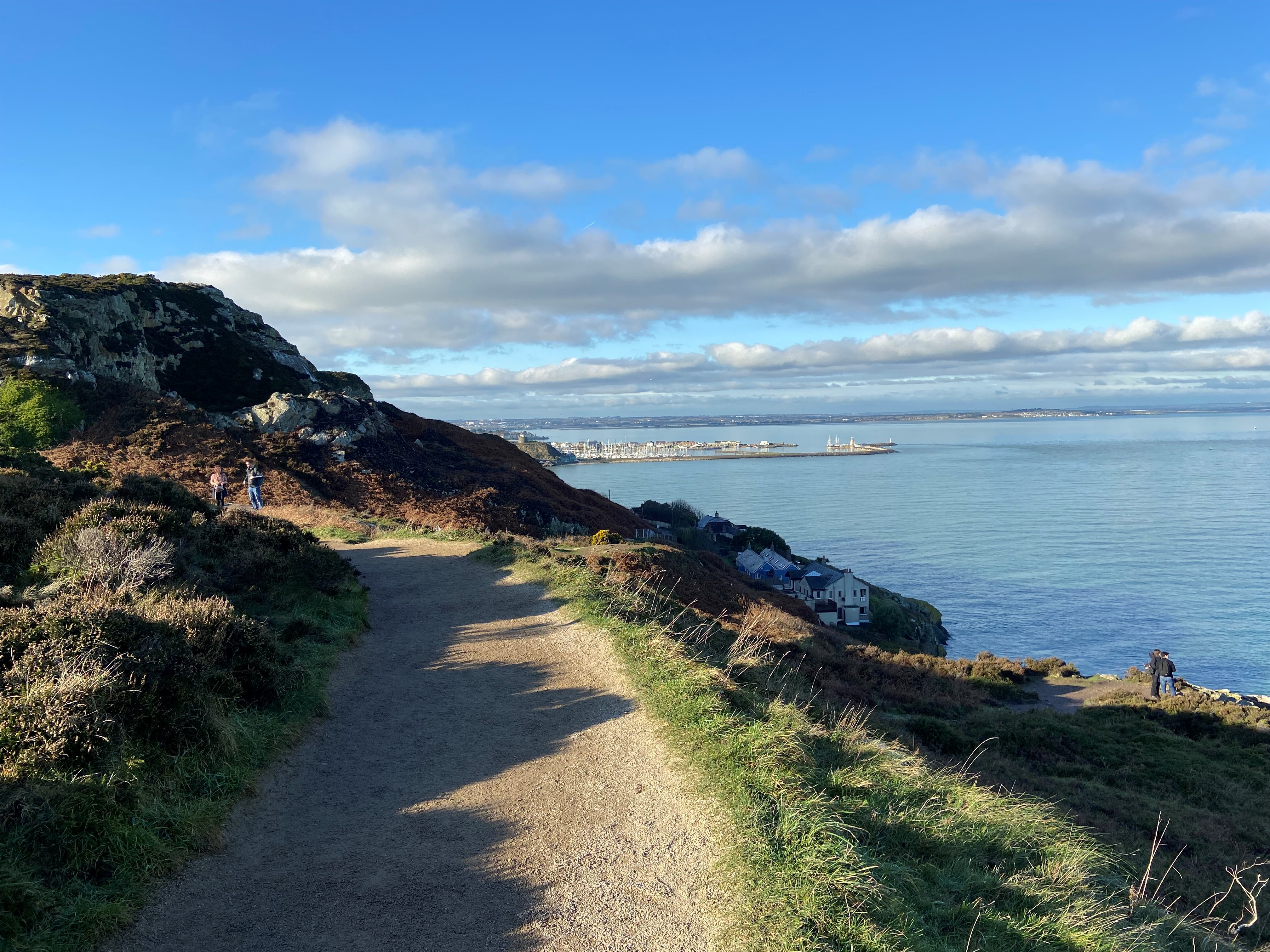 Küstenpfad in Irland mit Blick auf Landzunge