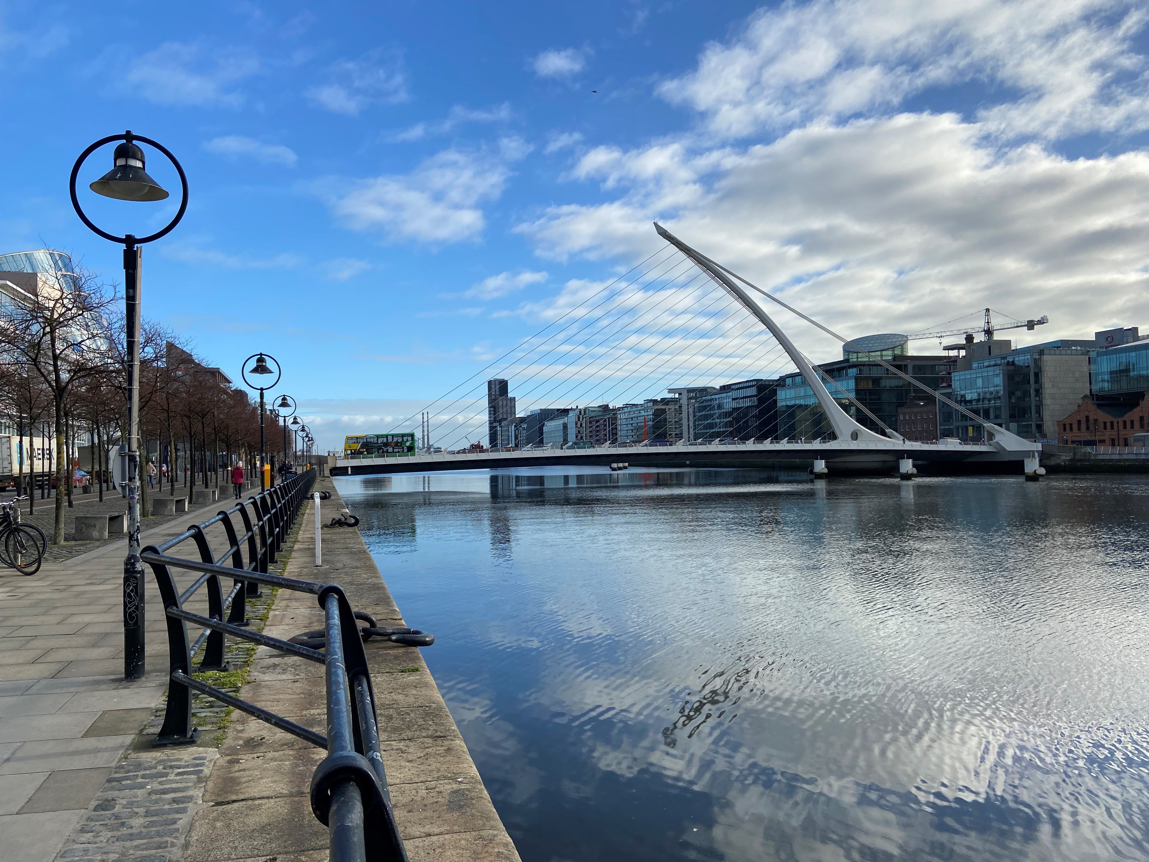 Blick auf Fluss innerhalb einer Stadt mit Brücke