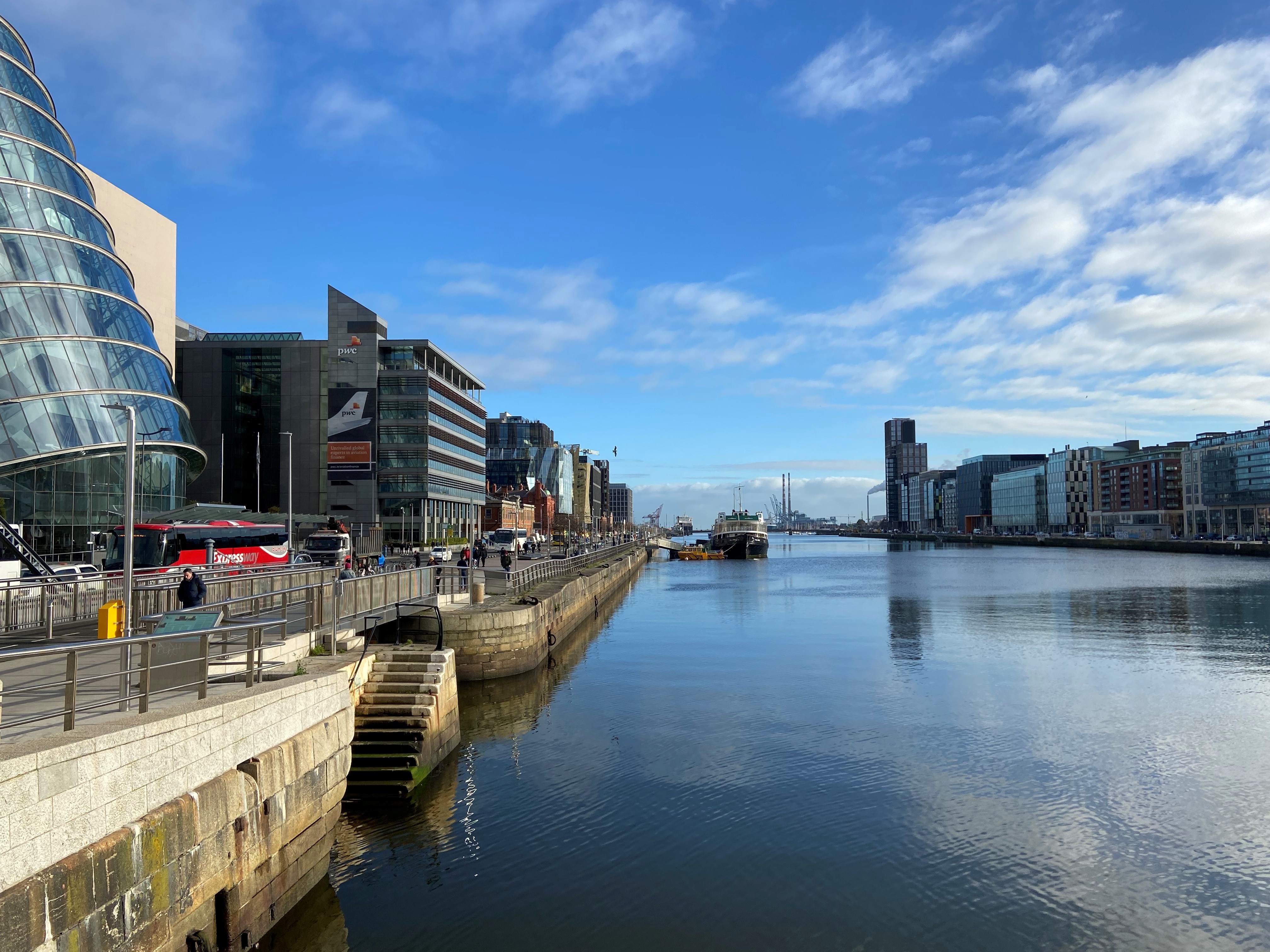 Blick auf Fluss mit angelegtem Schiff