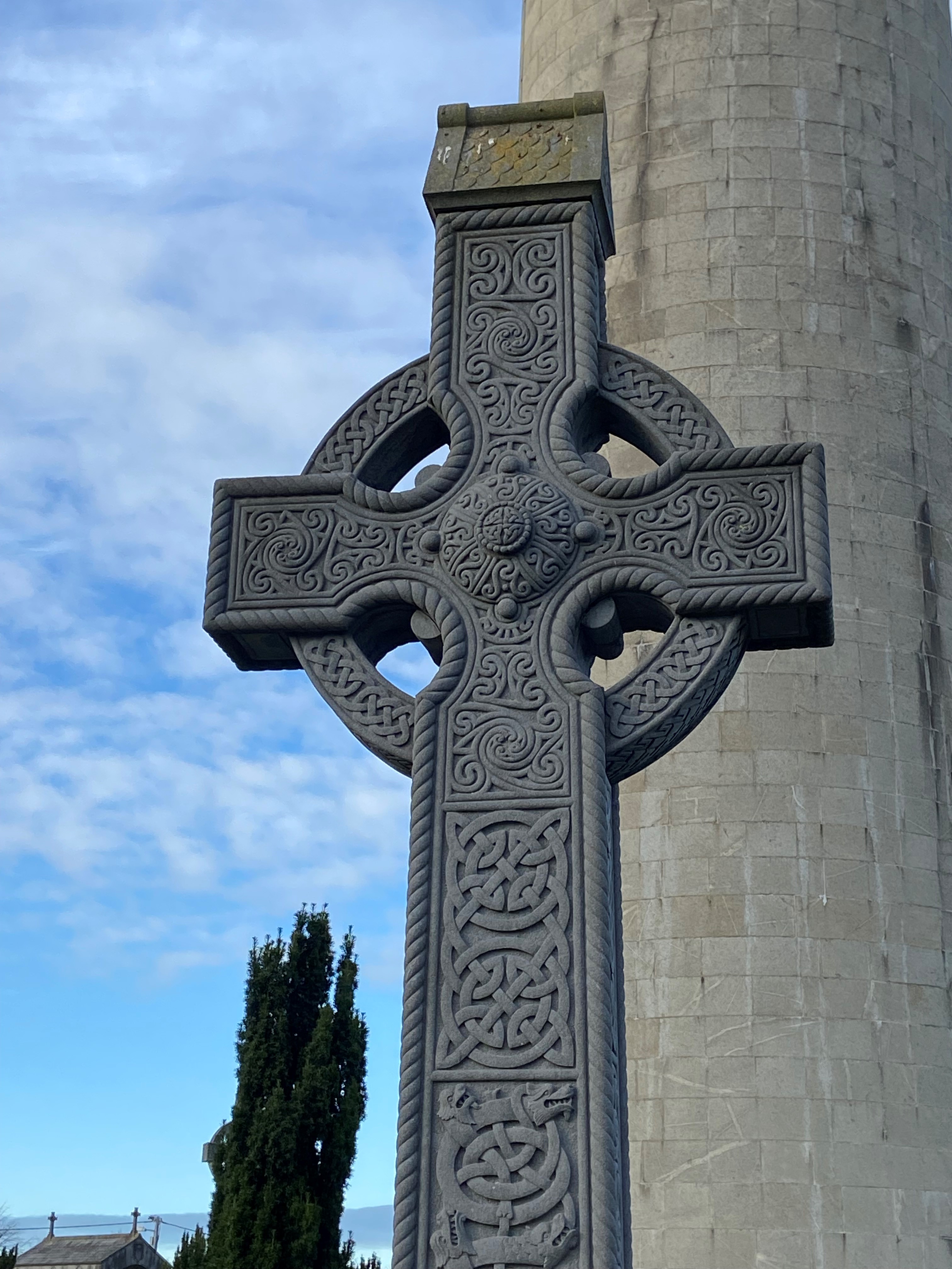Steinkreuz mit Knotensymbolen